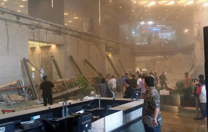 Selasar Gedung BEI Ambruk, Korban Dibawa Ke Tiga Rumah Sakit