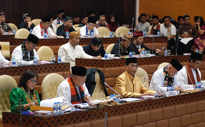 Menhub Raker Gunakan Pakaian Adat
