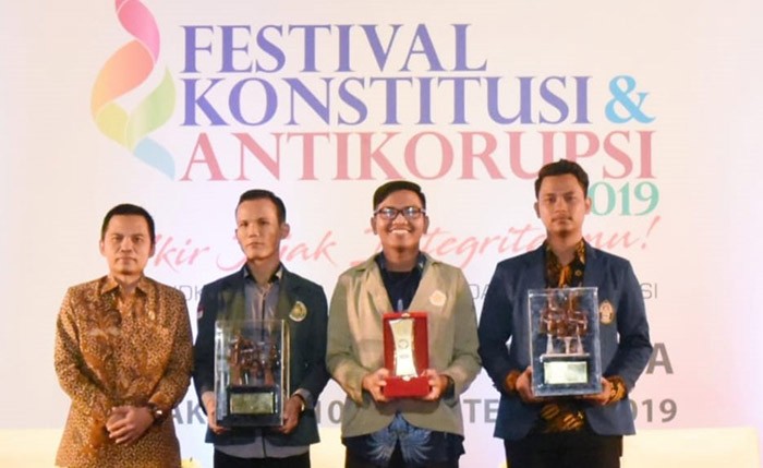 Ma’ruf Cahyono Serahkan Hadiah Pemenang Lomba Pekan Konstitusi MPR 2019