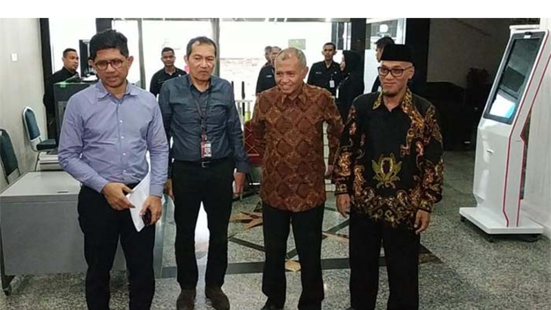Tiga Pimpinan KPK Satroni MK