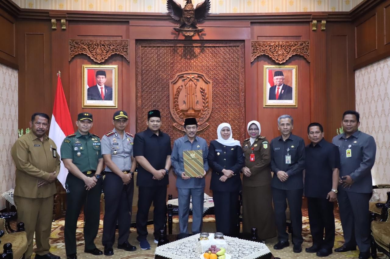 Khofifah Serahkan SPT, Nur Ahmad Resmi jadi Plt Bupati Sidoarjo  