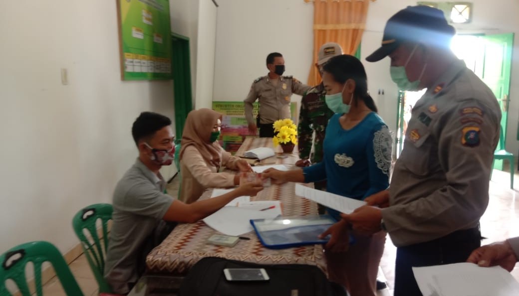 BLT di Desa Gelam Sei Serimah Disalurkan, Warga Senang
