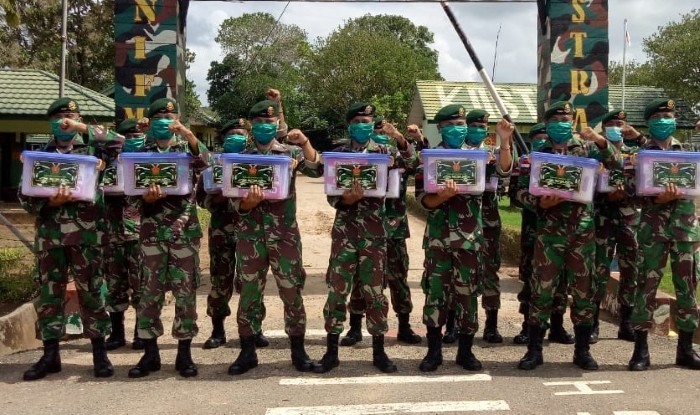 Alhamdulillah, TNI di Perbatasan Papua Terima Paket Lebaran