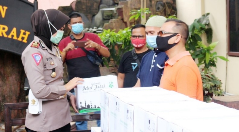 Jelang Lebaran Kasatlantas Polres Tebing Tinggi Serahkan Paket Lebaran Ke Wartawan