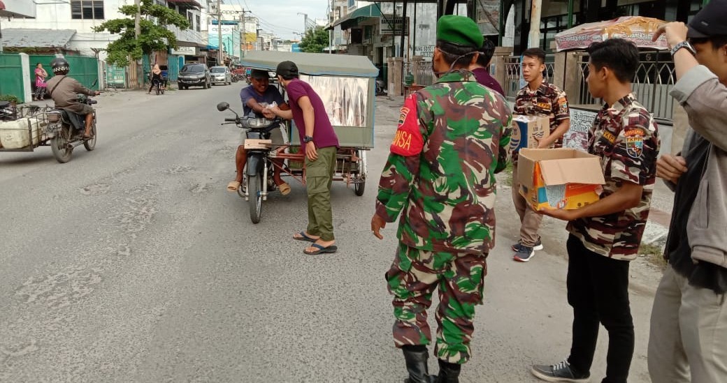 Danramil 13 Tebing Tinggi Bersama FKPPI Tebing Tinggi Bagikan Ratusan Takjil