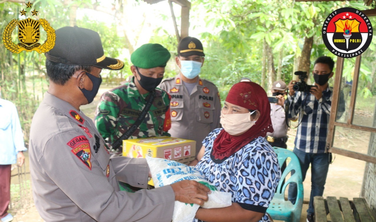 Polres Tebing Tinggi Bagikan 120 Paket Sembako kepada Warga