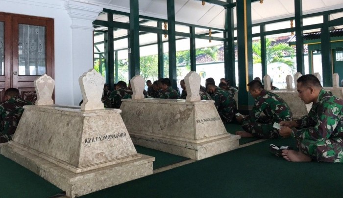 Puluhan Prajurit TNI Ziarah Ke Makam Soeharto