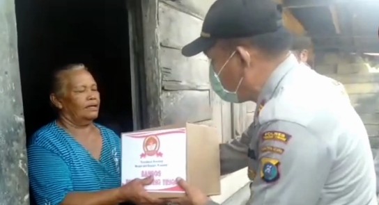 Polsek Bandar Khalifah Kembali Salurkan Paket Sembako Kepada Warga