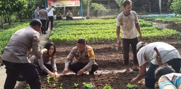 Ajak Warga Bercocok Tanam, Bripka E. Malau Dipuji Kapolres Tebing Tinggi