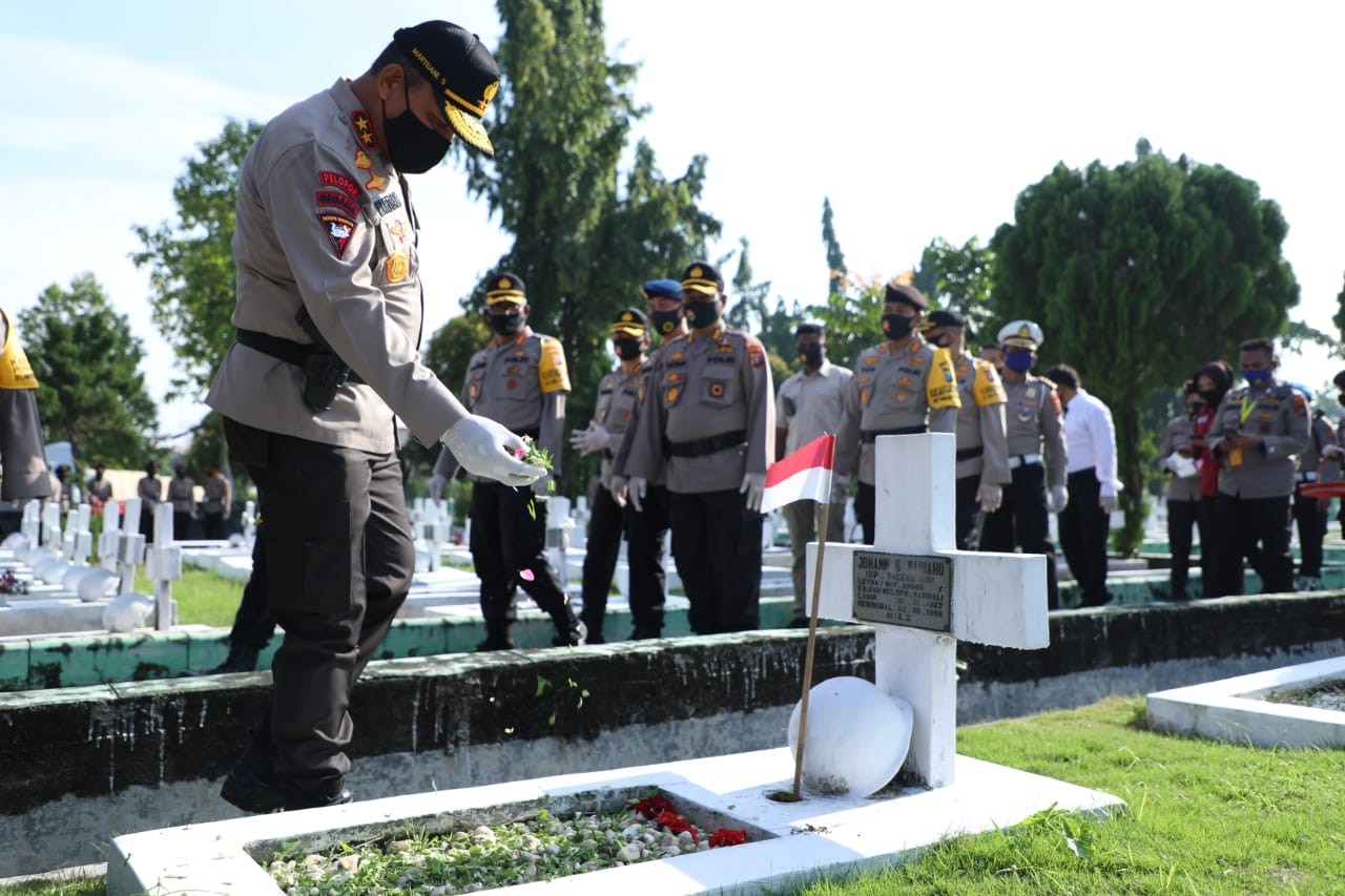 Peringati Hari Bhayangkara, Kapolres Tebing Tinggi Pimpin Ziarah ke TMP