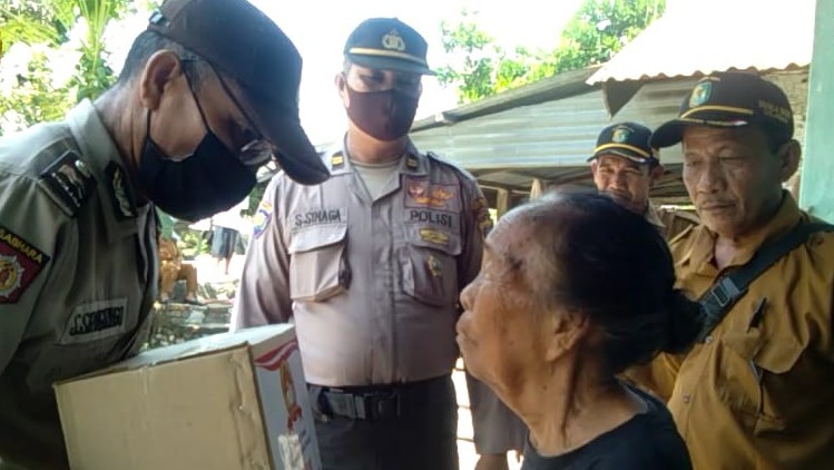 Warga Bandar Khalifah Terima Bansos Dari Polsek Setempat