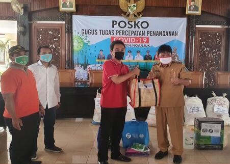 Unesa Peduli dengan Berbagi Sembako Bagi Warga dan Pesantren
