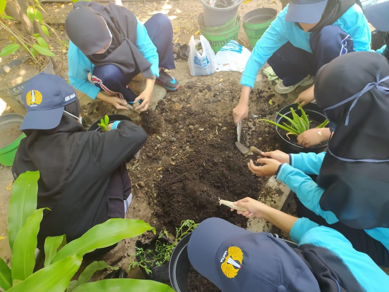 Kelompok Sidoarjo 4.2 KKN Unesa Bantu Cegah Penyebaran Covid-19 di Sedatigede