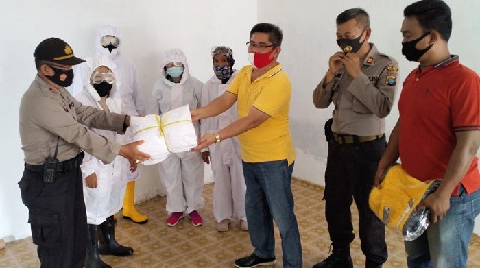 Pahala Sitorus Serahkan APD ke Polsek Padang Hilir dan Lurah Tebing Tinggi