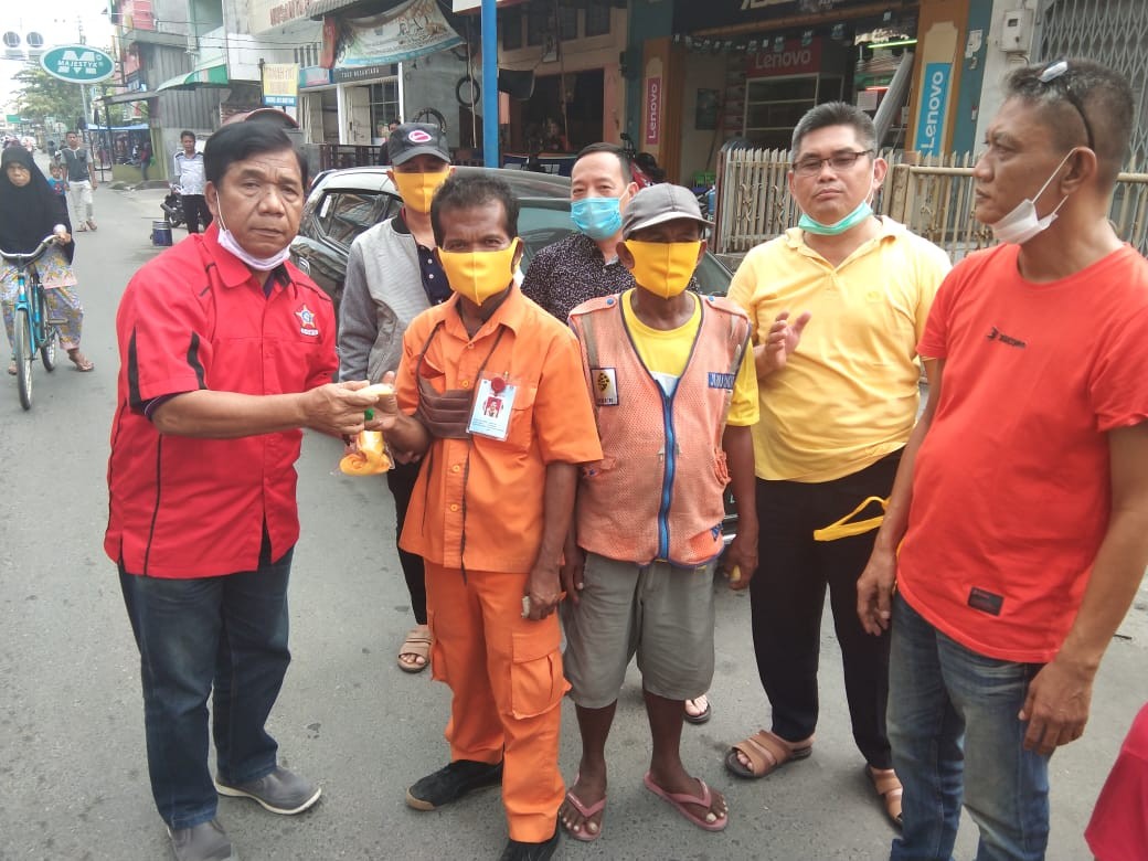 Ketua AMKTT dan Ketua GM FKPPI Bagikan Ratusan Masker ke Masyarakat