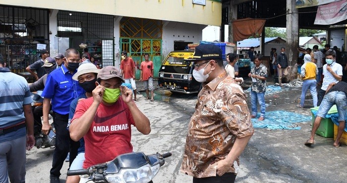 Pjs. Bupati Sergai Bagikan Masker di TPI Tanjung Beringin