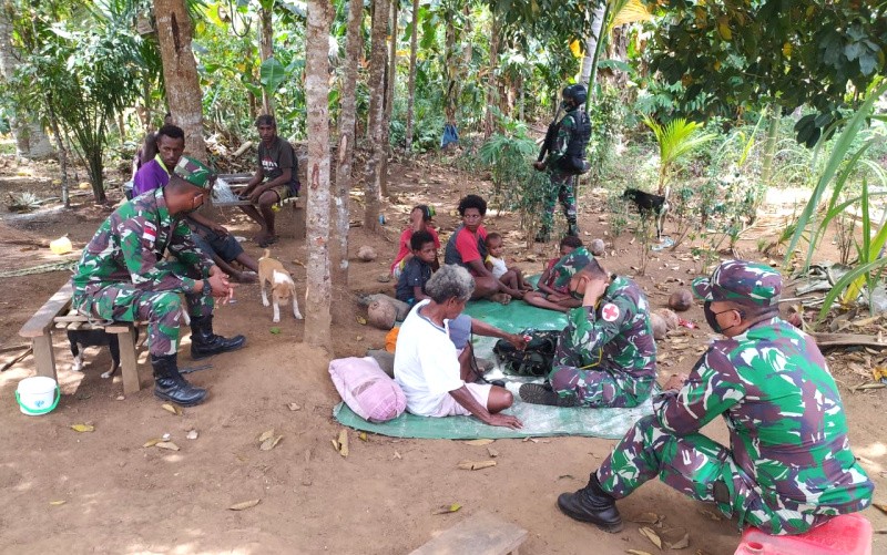Prajurit TNI Yonif 125 Sambangi Warga Toray Beri Pelayanan  Kesehatan Dan Bagikan Extra Fooding