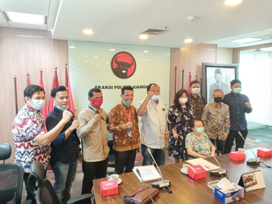 Merasa Dirugikan Puluhan Milyar, Perempuan Lansia Ini Ngadu Ke Gedung DPR