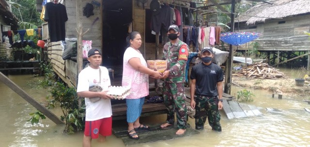 Satgas Pamtas Yonif 642 Bersama Polisi Dan Pemerintah Desa Salurkan Bantuan Korban Banjir