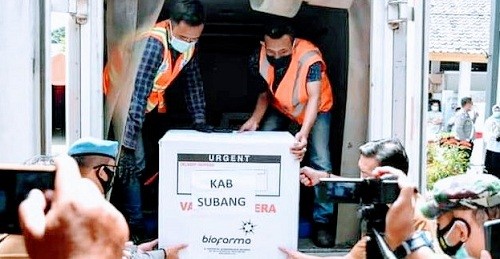 Dengan Pengawalan Ketat, 7.800 Dosis Vaksin Tiba Di Subang