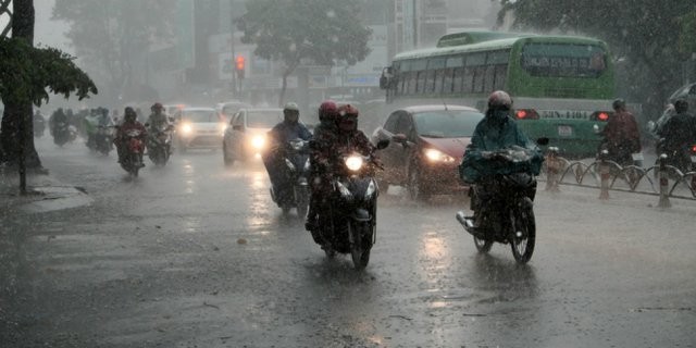 Waspada, Hujan Disertai Petir Diprediksi Landa Jakarta Siang Ini