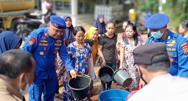 Atasi Kesulitan Air, Satpolair Polres Purwakarta Berikan Bantuan Air Bersih untuk Warga 