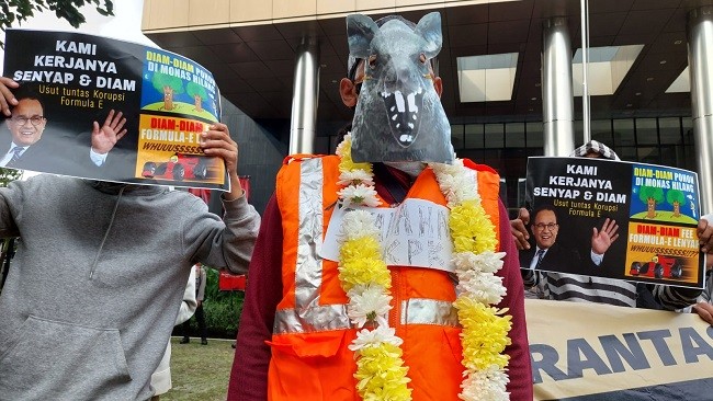 Sindir Koruptor Formula E, Satgas Pemburu Koruptor Gelar Aksi Parodi Teatrikal Kalungkan Bunga Selamat Datang 