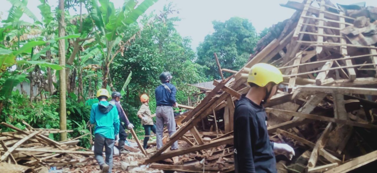 Benahi Sisa Reruntuhan akibat Gempa, Warga Temukan Uang Tunai dan Emas
