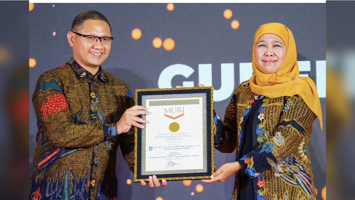 Terima 2 Penghargaan MURI, Khofifah: Bukti Keseriusan Pemprov Jatim Tingkatkan Kualitas Pendidikan