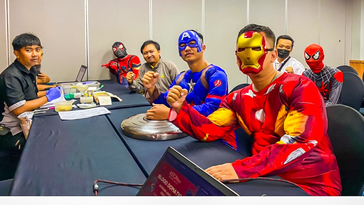 Keren! Pahlawan Super pun Ikut Donor Darah di Smart Hotel Pertama di Jawa Timur