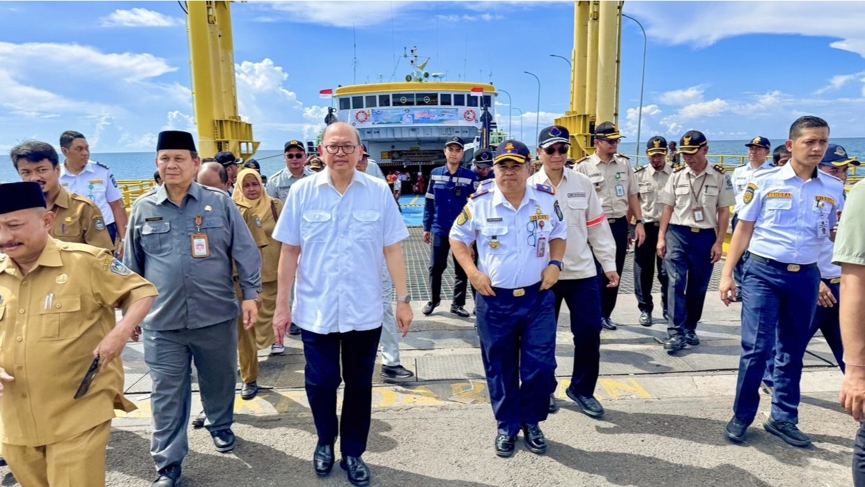 Pj Sekdaprov Bobby Berangkatkan Mudik Gratis Moda Kapal Laut Rute Jangkar - Pulau Raas