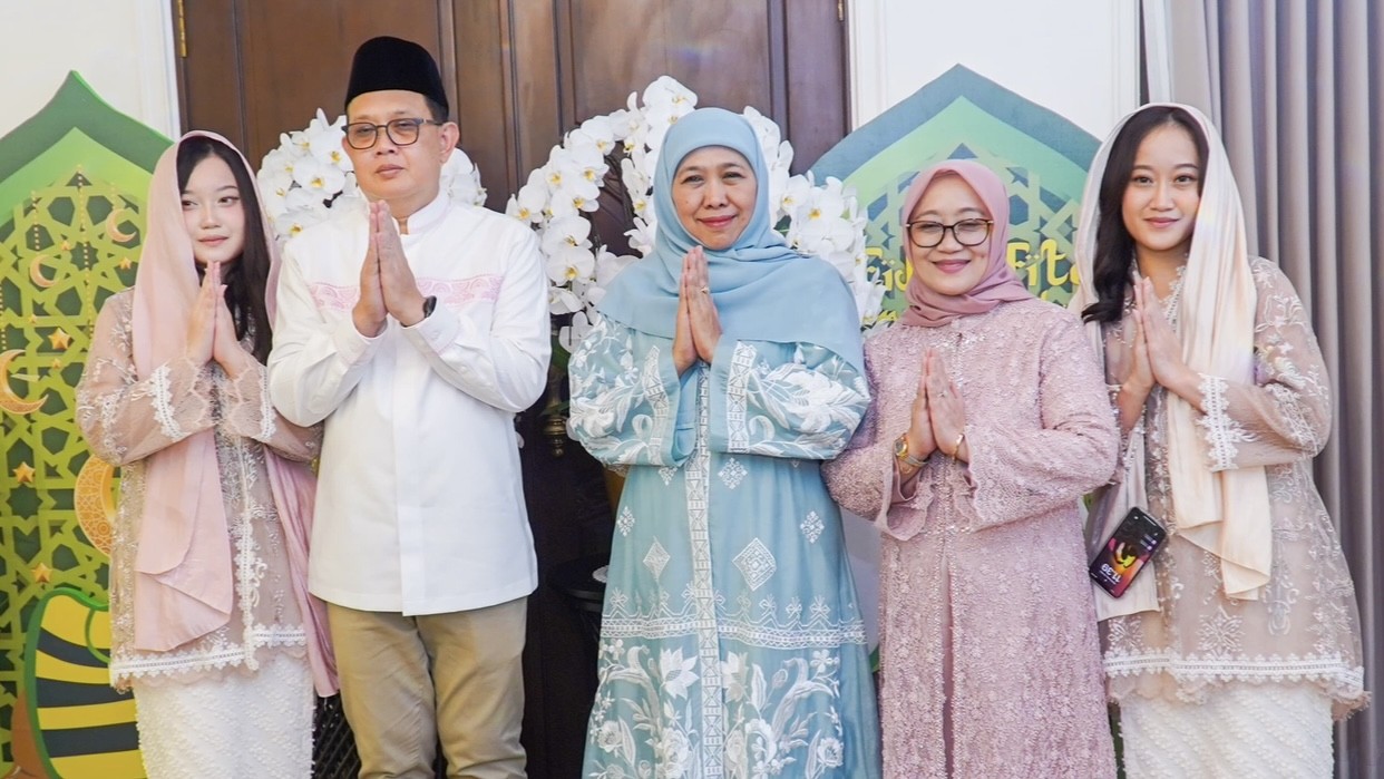 Ribuan Masyarakat Hangatkan ‘Open House’ Sekaligus Halal Bihalal di Kediaman Khofifah