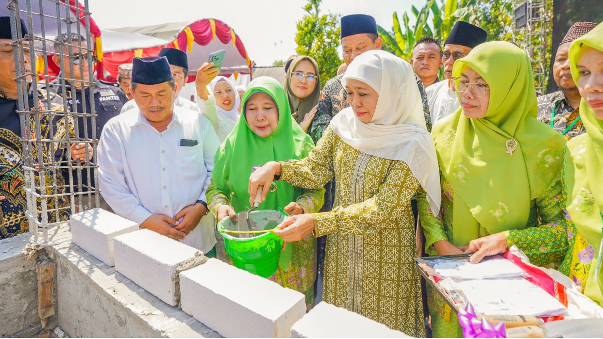 Letakkan Batu Pertama, Khofifah Harap Masjid Darussalam Bojonegoro Pancarkan Sinar Kedamaian