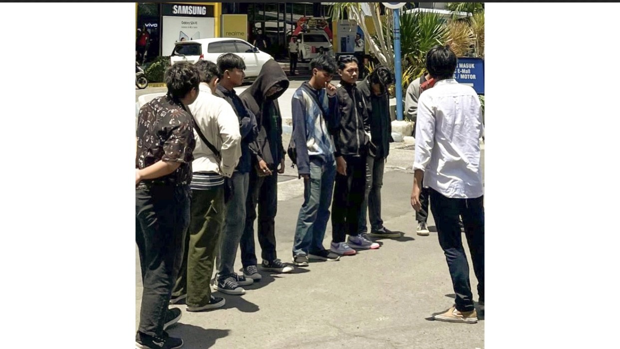 Massa Demo Andrean Cell di WTC Surabaya, Tuntut Pencabutan Izin Usaha