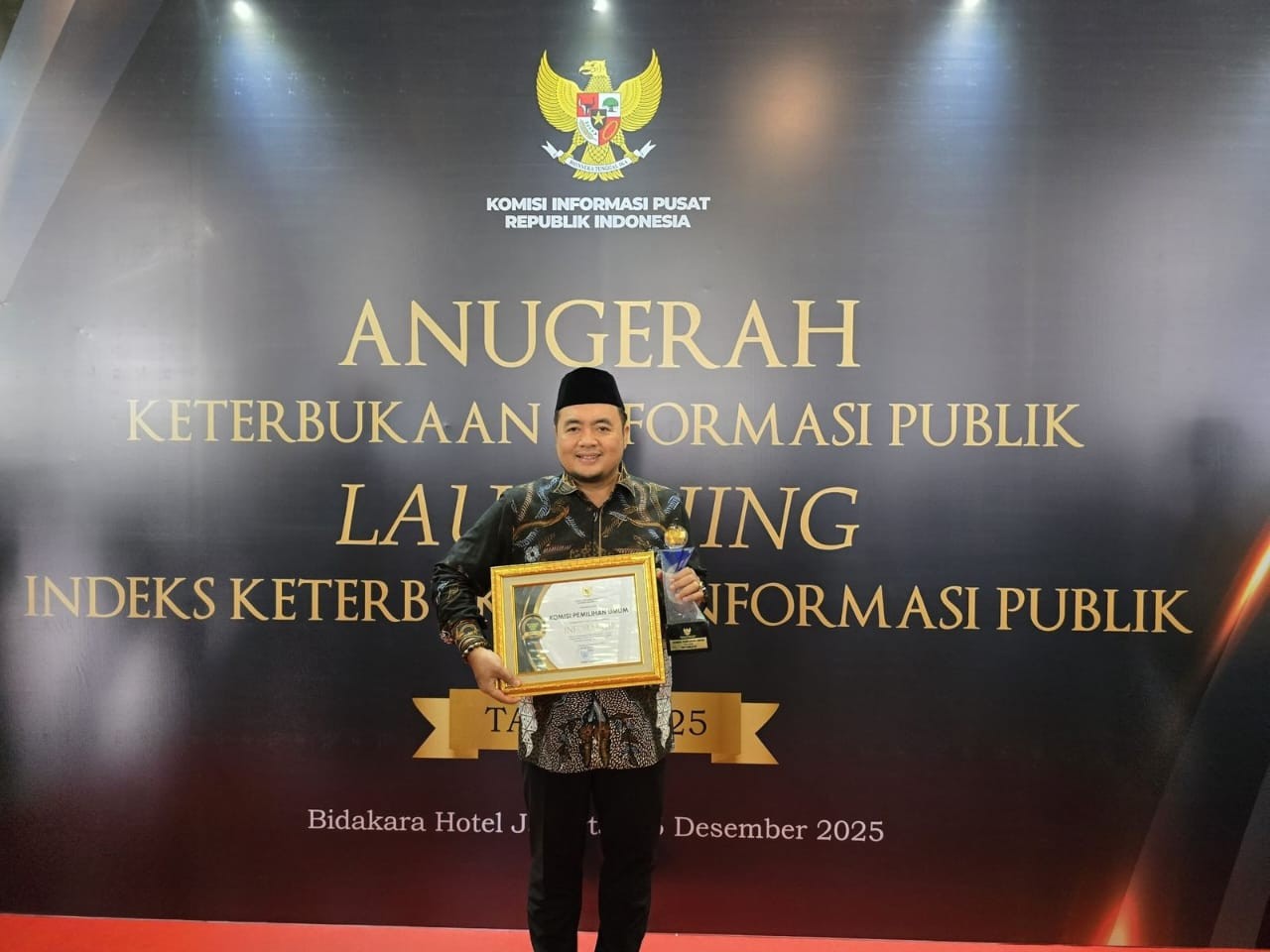 KPU Raih Penghargaan Lembaga Non Struktural Informatif dari Komisi Informasi Pusat