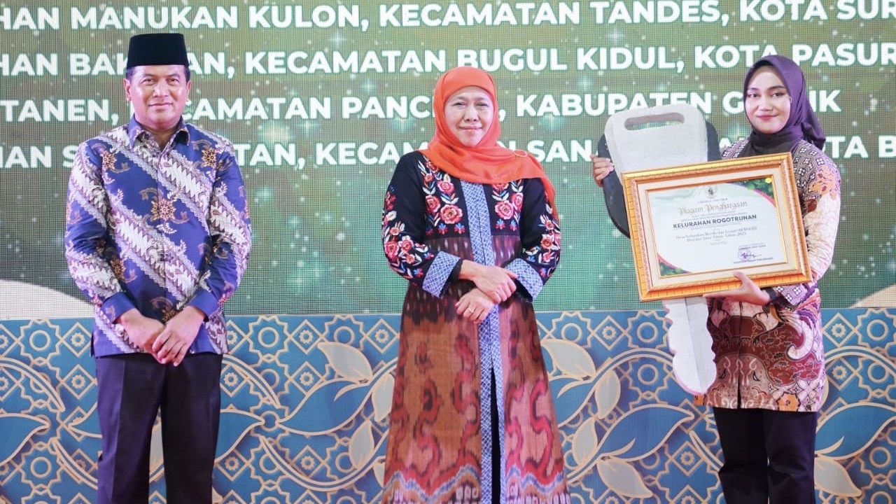 Gubernur Khofifah Serahkan Penghargaan LH 2025, Dorong Pembangunan Jatim yang Lestari