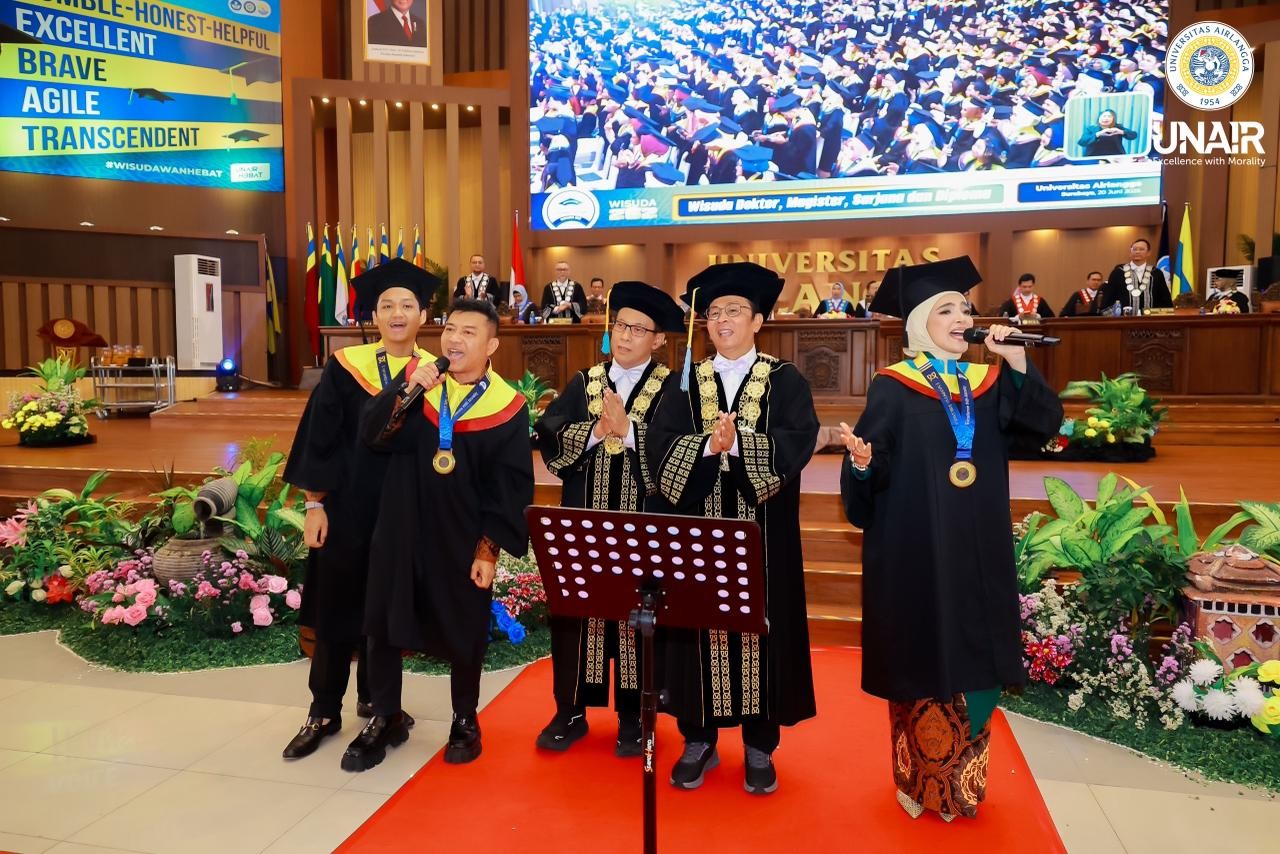 Momen Langka di Wisuda UNAIR, Keluarga 3A: Ashanty, Anang, dan Azriel Lulus Bersama
