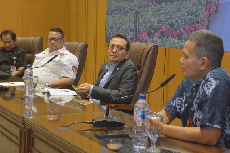 Dialektika Demokrasi dengan tema "Komisi Ojol 8% Upaya Menjamin Kesejahteraan Ojek Online "