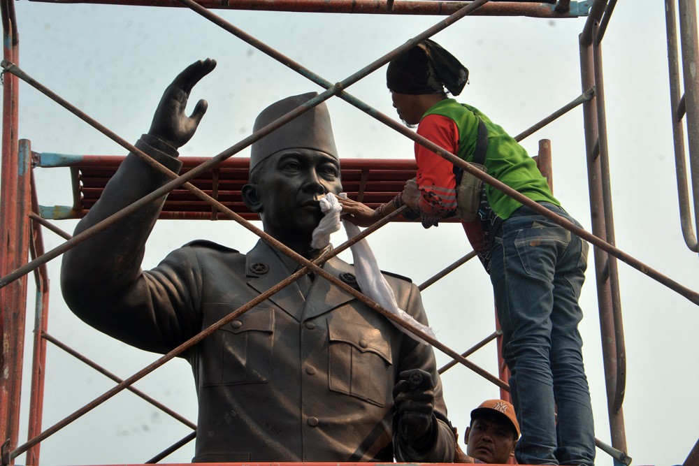 Bersih-bersih "PATUNG BUNG KARNO"