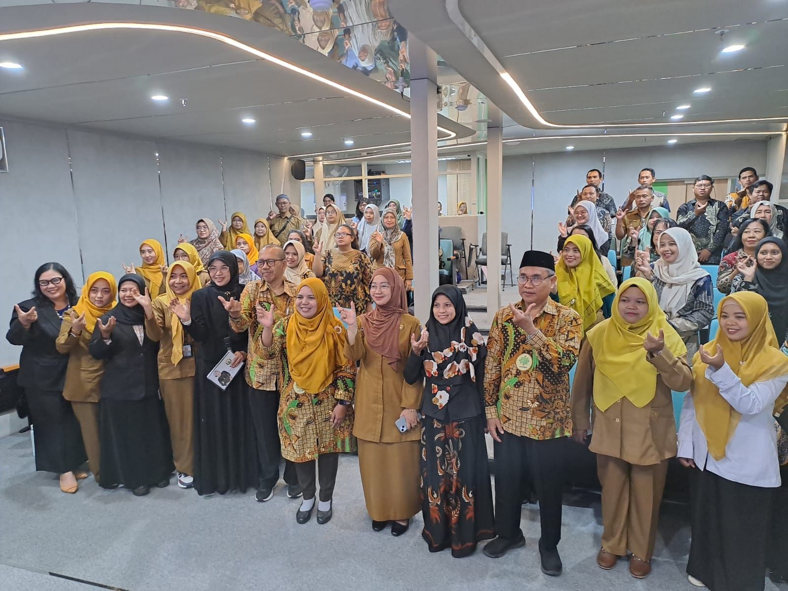310 Guru SD dan SMP Surabaya Ikuti Pelatihan AI di Unusa