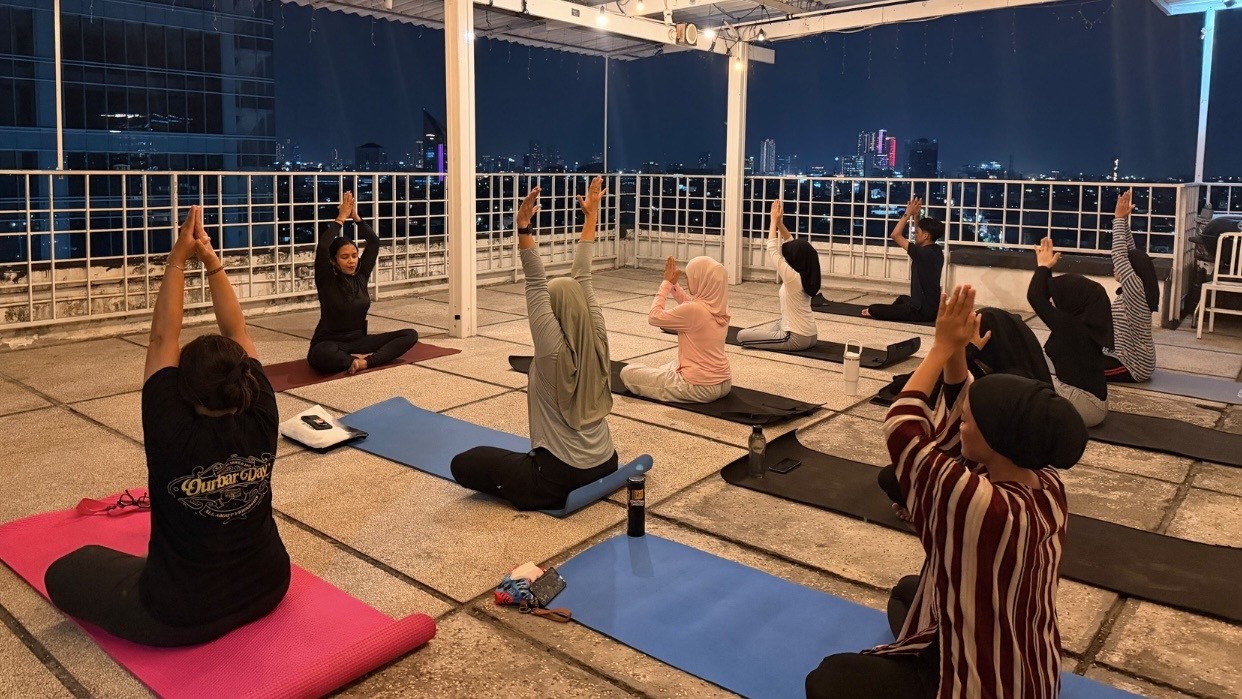 ᎠᎥ Bawah Cahaya Bulan Purnama, Maxone Hotel Dharmahusada Ajak Warga Temukan Ketenangan via Yoga