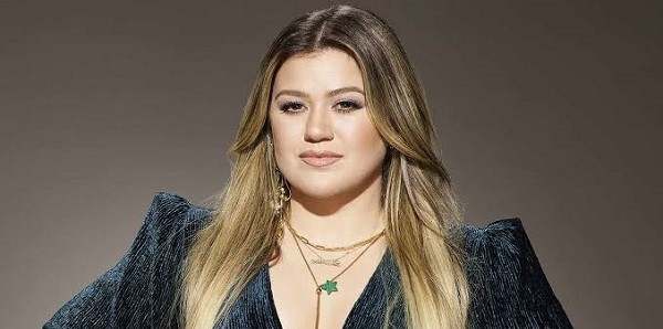 Kelly Clarkson Hampir Alami Insiden Busana, Penonton Justru Dibuat Tertawa