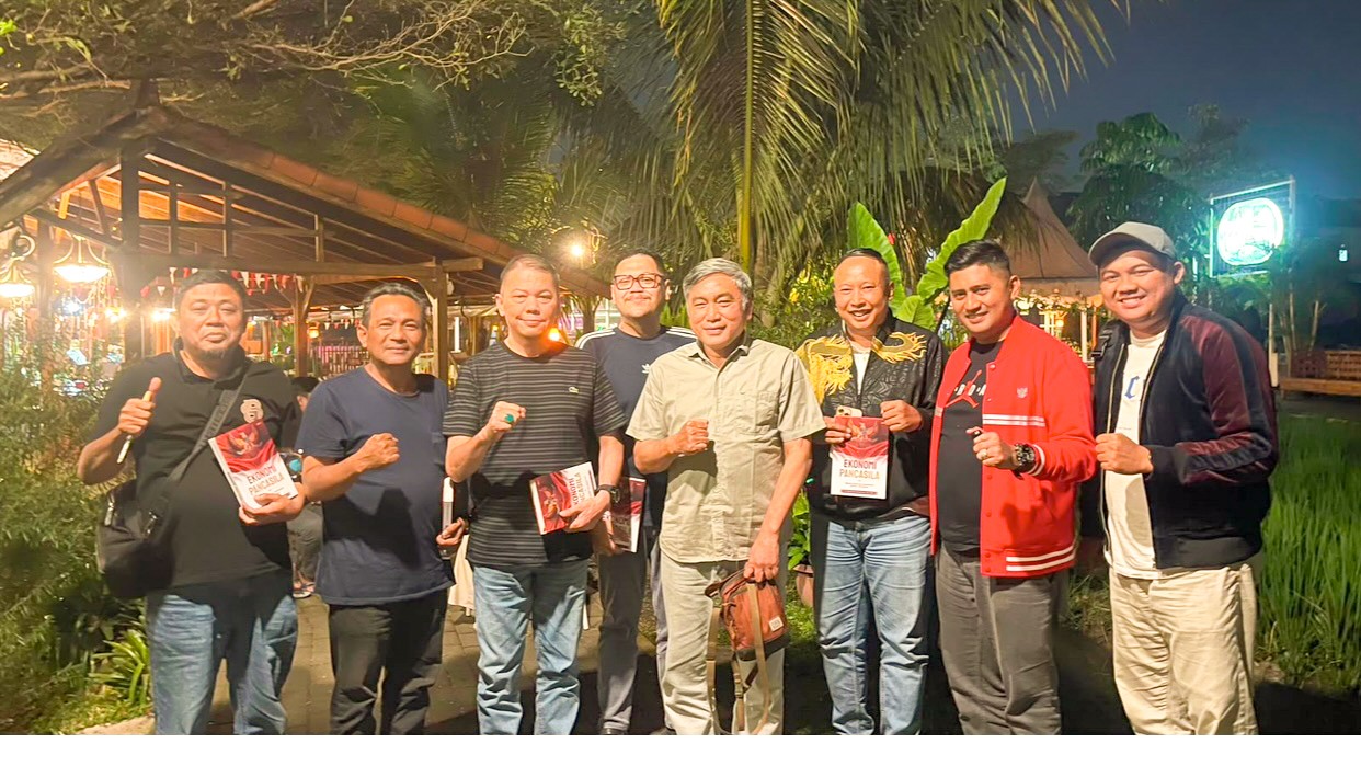 Ketum DPP LPKAN Indonesia Terima Buku “Ekonomi Pancasila” dari Abah Djoni, Kemerdekaan Harus Hadir di Meja Rakyat