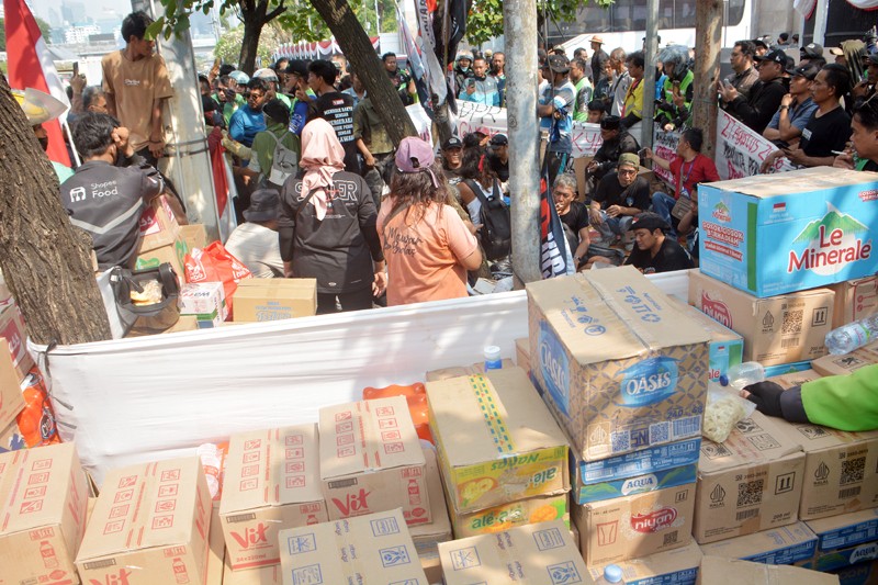Dukungan Minuman dan Makanan Berdatangan dari Masyarakat.
