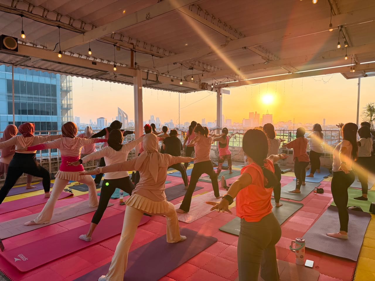 Sunset Yoga di MaxOne Hotel Dharmahusada Ajak Perempuan Surabaya Sehat Bersama