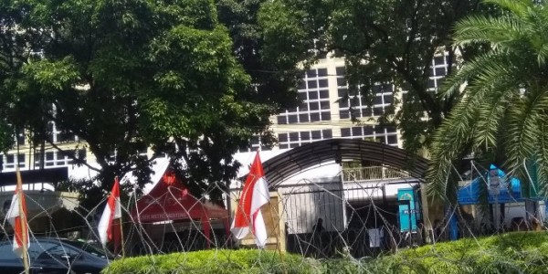 Sambut Demo, Kawat Berduri Dipasang Rapi Depan Kantor KPU
