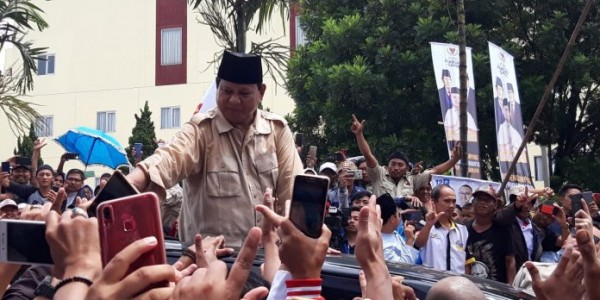 Terus Berikan Semangat, Prabowo Video Call dengan Relawan di Oman