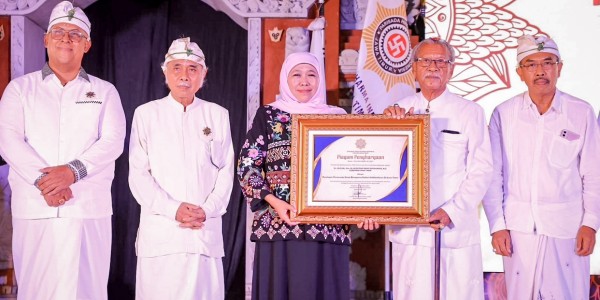 Terima Penghargaan dari PHDI, Khofifah: Sampaikan Pesan Damai dan Kasih di Tahun Politik