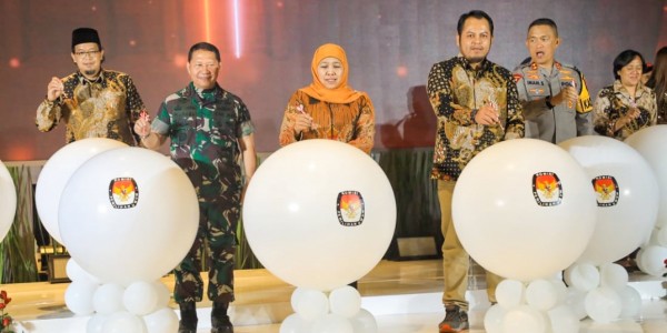 Buka Rapim KPU Provinsi & Kab/Kota se-Jatim, Khofifah Pesankan Kawal Pemilu Tanpa Kecurangan