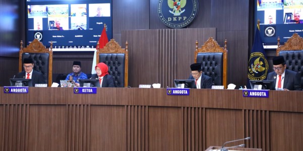 DKPP Jatuhkan Sanksi Tidak Layak Menjadi Penyelenggara Pemilu Kepada Anggota Bawaslu Kabupaten Wajo